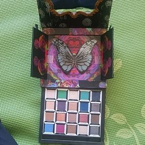 *Limit Edition* Urban Decay Alice in wonderland